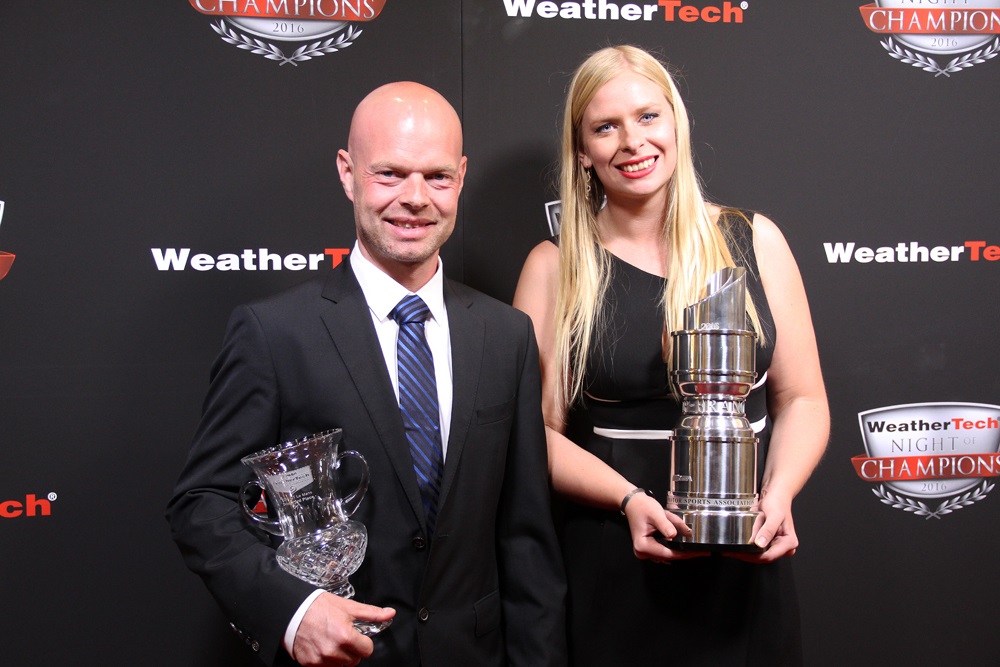 Christina Nielsen med årets IMSA GTD mesterskabspokal og Jan Magnussen med pokalen for tredjepladsen i IMSA GTLM mesterskabet
(Foto: Jan Kaiser)